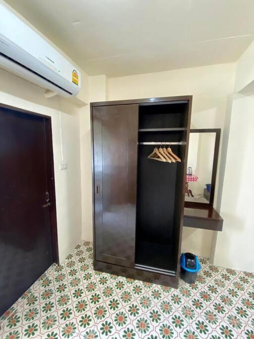 Ratanawong Place 823 Банкок Екстериор снимка